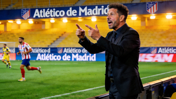 马德里竞技主教练西蒙尼在场边指挥比赛